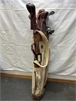 Vintage golf bag with old woods and pitching