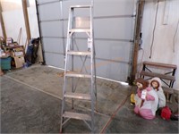 Aluminum step ladder