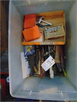 TOTE OF SCREWDRIVERS, HAMMER,, MISC TOOLS