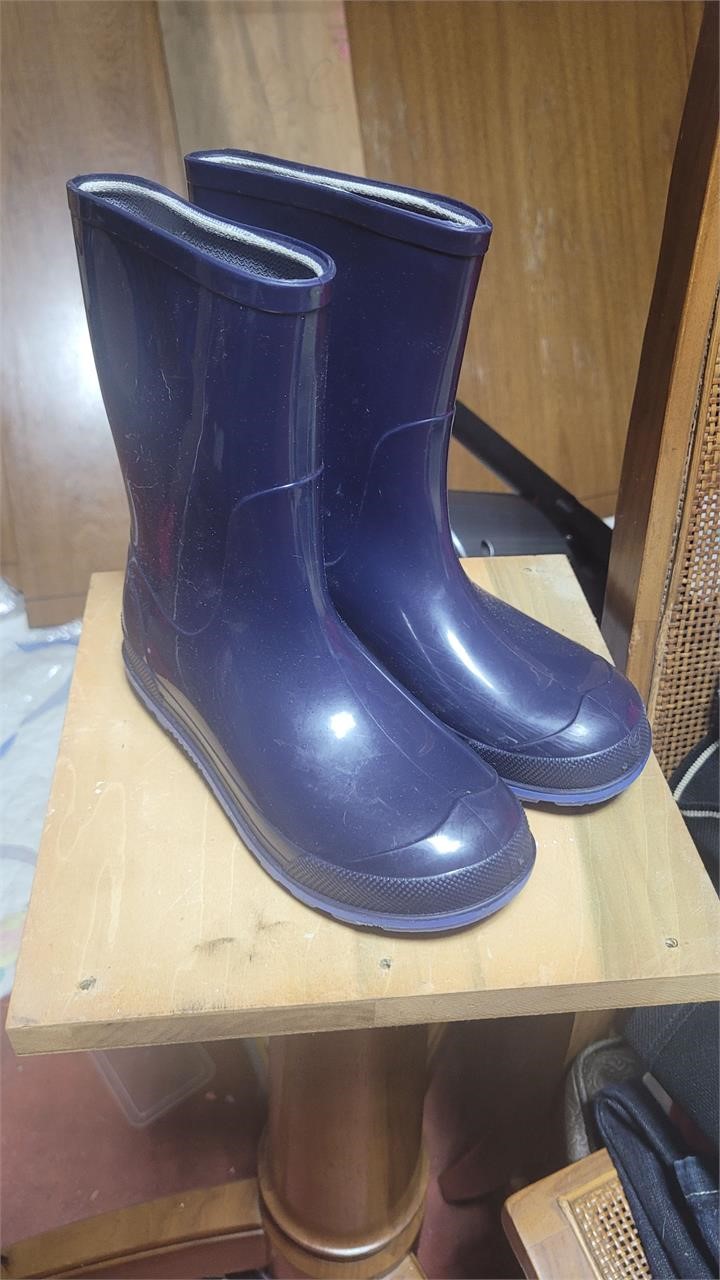 Kids size 13-1 Rubber Boots. Navy