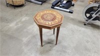 Small table w top compartment