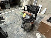 RIDGID SHOP VAC WITH ATTACHMENTS - 6.5HP / 16 GALL