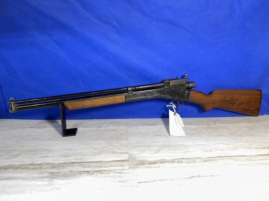 GUN : Crossman 22cal Pellet Rifle Model 102