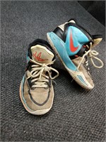 Nike Kyrie Infinity SE basketball shoes, 3.5Y