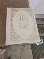 FAMILY BIBLE, NEW