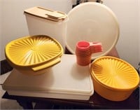 Tupperware containers & measuring cups