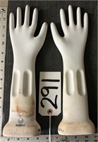 2 Shinko Ceramic Hands Ring Display