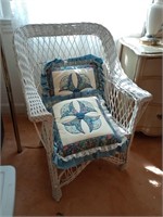 Wicker chair with 2 quilted pillows