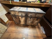 VINTAGE FLAT TOP TRUNK WITH TRAY