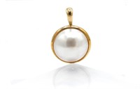 Mabe pearl & 9ct yellow gold pendant