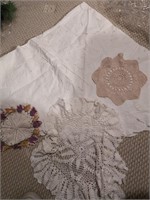 Round tablecloth and doilies