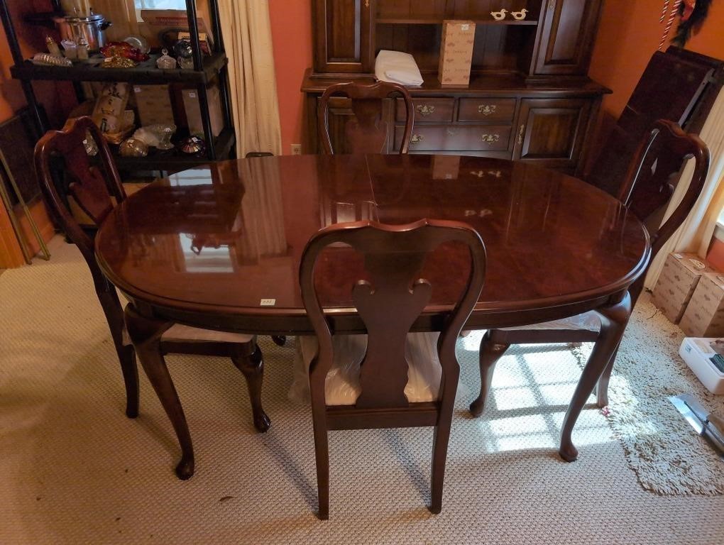 Thomasville Furniture Ind table w 2 leaves and 4