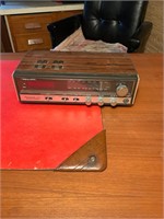 Realistic vintage clock/ radio
