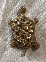 Vintage Les Bernard Inc. turtle brooch, gold tone