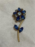 Vintage flower brooch with 2 colors of blue
