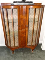 Wood curio cabinet, 2 glass shelves have chips,