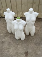 Lot of three manequins