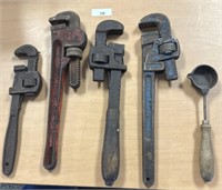 4 VINTAGE PIPE WRENCHES. 13-10IN AND TOOL