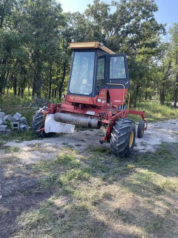 Versatile 4400 Swather w/ Header *Oak Bluff,MB*