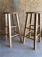 2X NICE WOODEN BAR STOOLS SOLID