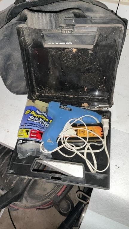 Glue gun and cassette
