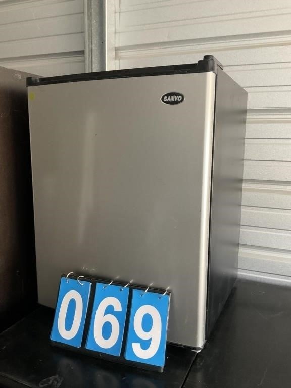 OFFICE SIZE REFRIGERATOR