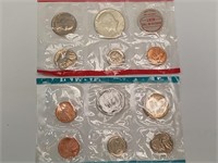 OF) Uncirculated 1969 US mint set with silver half