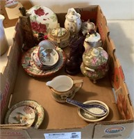 Assorted porcelain dishes