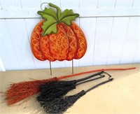 20inch metal art pumpkin & brooms -lawn decoration