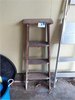 Wooden step ladder, 4' tall