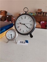 Lot of 2 clocks