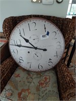 Large battery operated wall clock