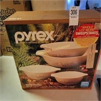 Pyrex NIB 4 PC Mixing Bowl Set