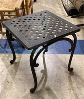 Metal accent table for indoor or outdoor use
