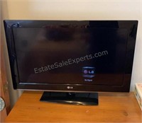 LG TV 32 inch has Remote