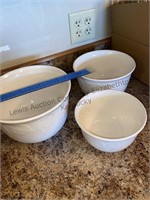 Nesting mixing bowls