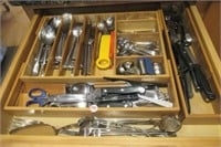 Contents of flatware and kitchen utensils