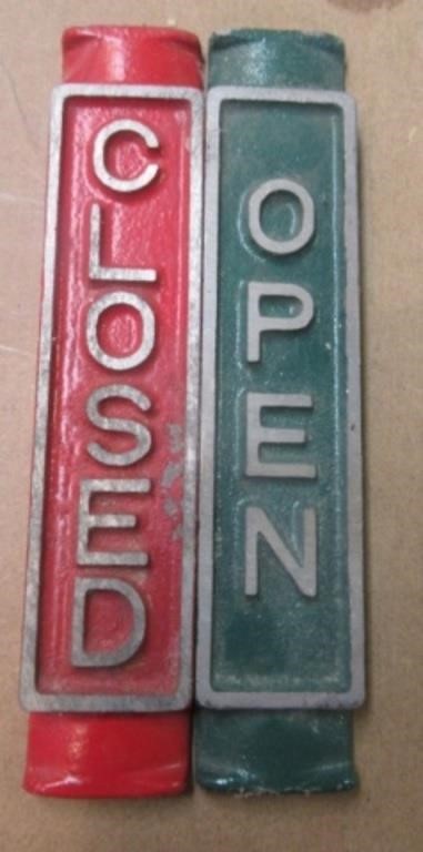 Metal open and closed signs. Measures: 7 3/8"