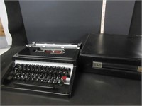 VINTAGE UNDERWOOD 320 PORTABLE TYPEWRITER IN CASE