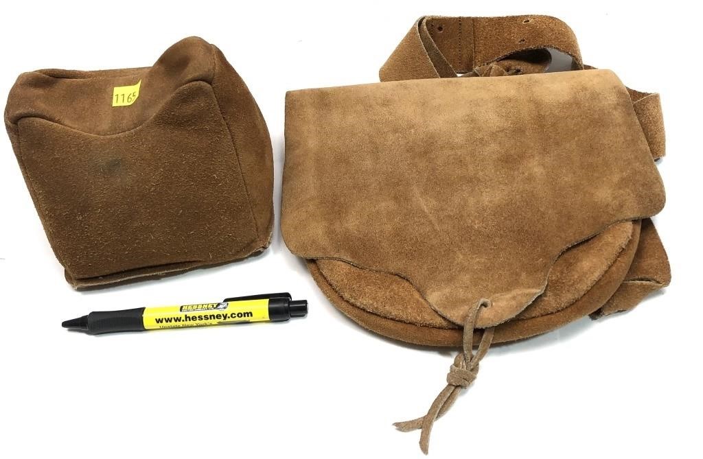 Lot: Suede Shooting bag and rest