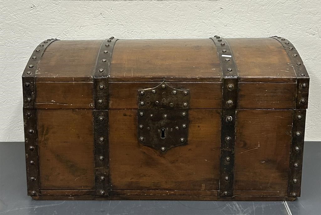 Dome top immigrant wooden trunk w/metal straps