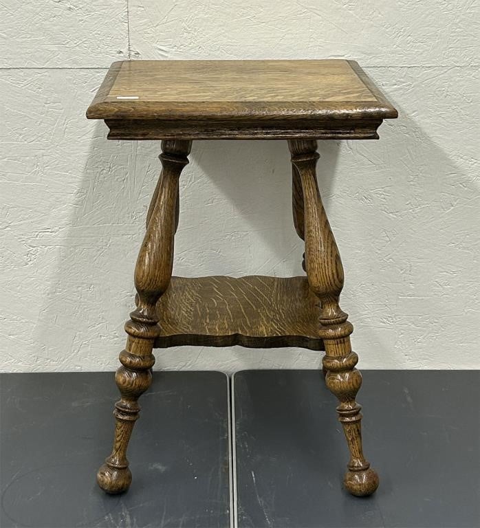 Child's Oak lamp table w/turned legs