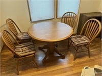 42 Inch Round Drop Leaf Table w/(4) Chairs