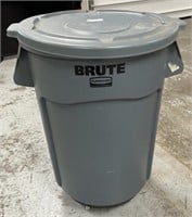 Brute Rubbermaid Trash Tote