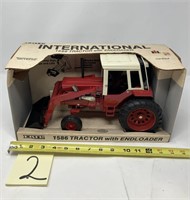 ERTL 1586 Tractor with Loader 1/16 Scale