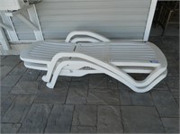 2 plastic chaise lounge chairs