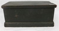 SMALL EARLY 19TH C. LIFT TOP BOX, ORIGINAL DARK