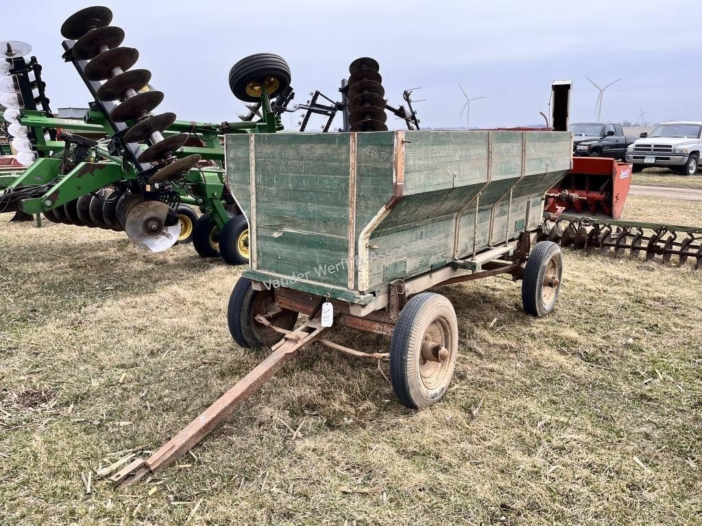 John Deere oats seeder wagon with International en