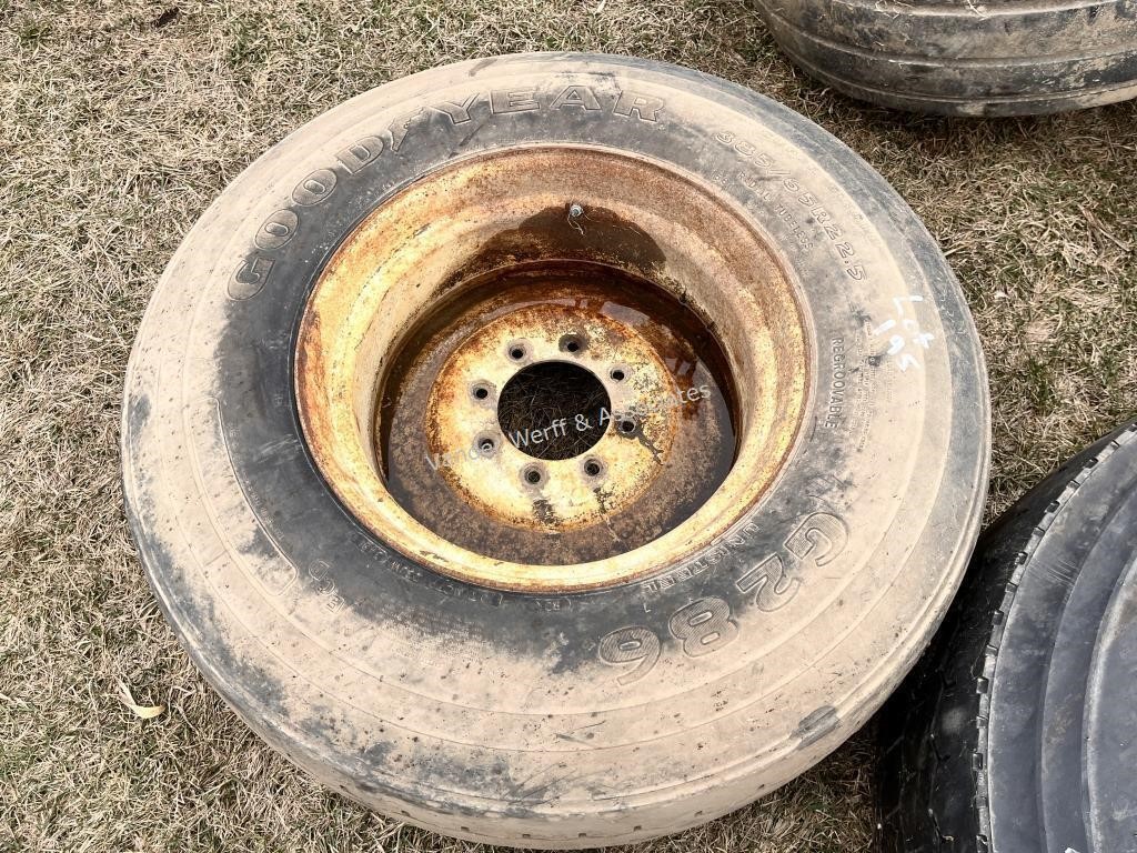 385/65R22.5 truck tire and rim