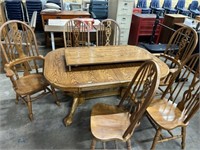 OAK TABLE AND CHAIRS W/EXTRA LEAF